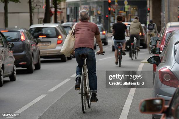 Fahrradfahrer auf der Wichertstrasse in Berlin-Prenzlauer Berg