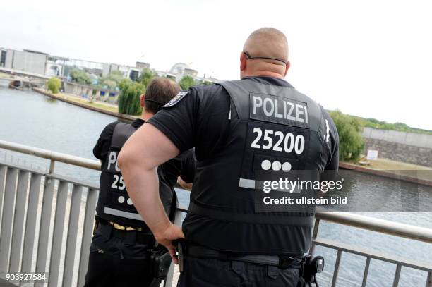 Polizisten am Rande einer Demonstration im Berliner Regierungsviertel