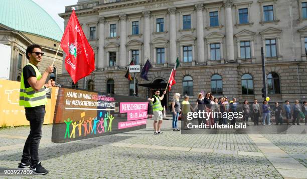 Teilnehmer der Demonstration "Hand in Hand gegen Rassismus - für Menschenrechte und Vielfalt" im Rahmen der Aktion "Bundesweite Menschenketten...