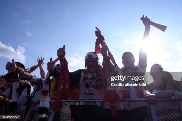 Fußballfans verfolgen das Spiel Deutschland - Nordirland anlässlich der Fußball-Europameisterschaft 2016 auf der Fanmeile am Brandenburger Tor in...