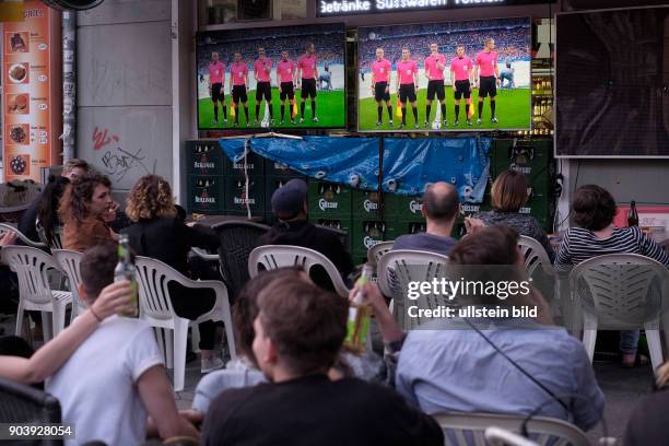 Fußballfans verfolgen das Eröffnungsspiel Frankreich gegen Rumänien anlässlich der Fußball-Europameisterschaft 2016 im Freisitz einer Bar in der...