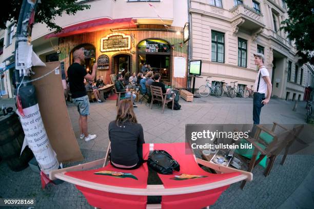 Fußballfans verfolgen das Eröffnungsspiel Frankreich gegen Rumänien anlässlich der Fußball-Europameisterschaft 2016 im Freisitz einer Bar in der...