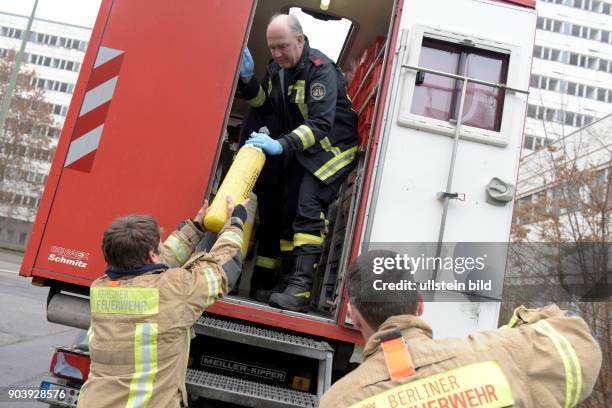 Brand in einem leerstehenden Gebäude in Berlin-Mitte - Feuerwehrmänner tauschen nach einem Löscheinsatz ihre Atemluftflaschen bei dem eingesetzten...