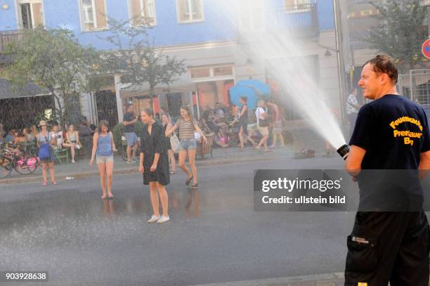 Eine kleine Einsatzübung der Feuerwache 1300 in Oderberger Strasse in Berlin-Prenzlauer Berg geriet zu einer kleinen Wasserschlacht und verschaffte...