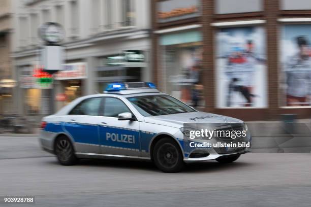 Wagen der Hamburger Polizei fährt mit Blaulicht durch Hamburg