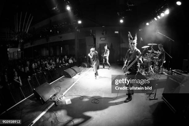 Sängerin Eveghost mit Gitarrist Steven James, Schlagzeuger Robert Sullen und Bassistin Mariza Rangel während eines Auftritts auf dem 25....