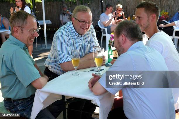 Spitzenkandidat Frank Henkel und Kandidat David Paul sprechen mit Besuchern des Kiezfestes des CDU-Ortsverbands Greifswalder Straße in...