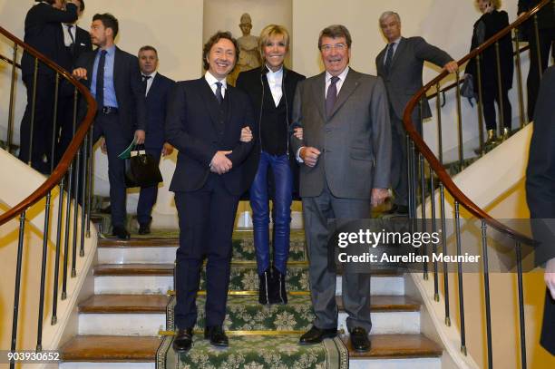 Stephane Bern, French First Lady Brigitte Macron and Xavier Darcos pose as they attend the Prix Histoire et Prix Patrimoine 2017 de La Fondation...