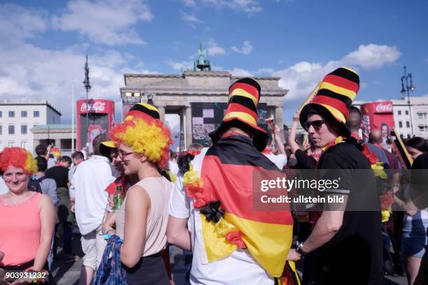 Fußballfans verfolgen das Spiel Deutschland - Nordirland anlässlich der Fußball-Europameisterschaft 2016 auf der Fanmeile am Brandenburger Tor in...