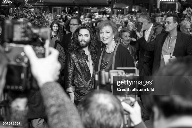 Sänger Conchita Wurst und Zazie de Paris anlässlich der abschließenden Preisverleihung der 67. Internationalen Filmfestspiele Berlin
