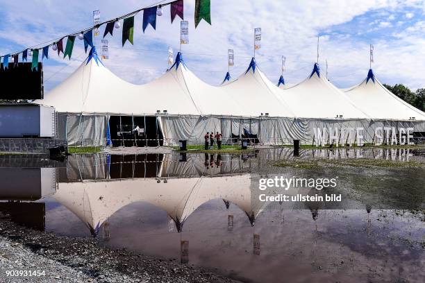 Regenpfützen auf dem Gelände des Hurricane-Festivasl 2016 in Scheeßel. Durch Starkregen, Gewitter und Sturm sind mehr als Hälfte der Bands...