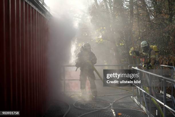 Feuerwehrleute der Atemschutznotfall-Trainierten-Staffel beim Betreten der bis auf Nullsicht vernebelten Such- und Rettungsarena der Berliner...