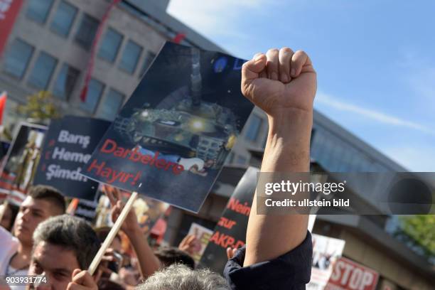 Proteste linker Gruppen gegen das Vorgehen der türkischen Regierung unter Präsident Erdogan nach dem gescheiterten Putschversuch in Berlin-Neukölln...