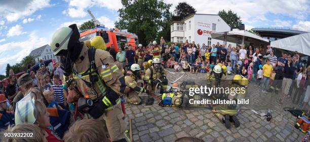 Anlässlich des 112-jährigen Bestehens der Freiwilligen Feuerwehr Berlin Karow führen Kollegen der Feuerwache Prenzlauer Berg eine ANTS-Übung vor