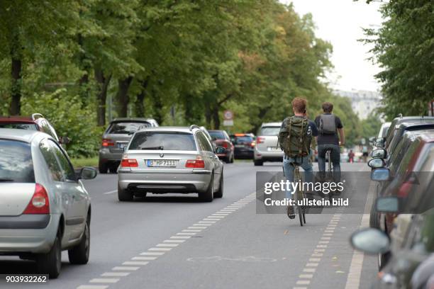 Fahrradfahrer unterwegs auf der Wisbyer Straße in Berlin-Prenzlauer Berg