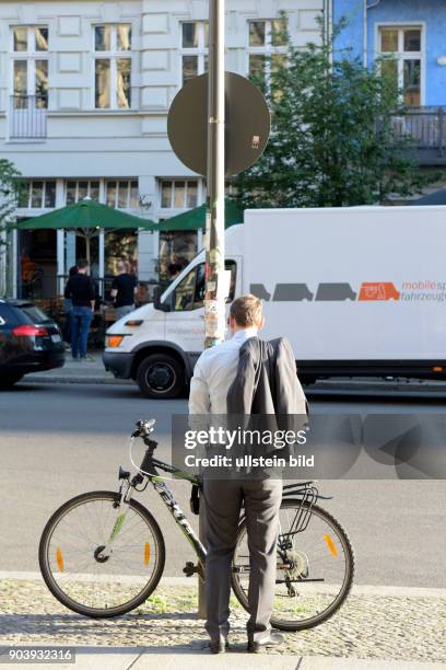 Berlins Regierender Bürgermeister Michael Müller am Rande eines Fotoshooting für seine Wahlkampagne auf der Oderberger Strasse in Berlin-Prenzlauer...