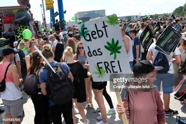 Demonstranten fordern mit der 20. Hanfparade in Berlin die Legalisierung von Cannabis