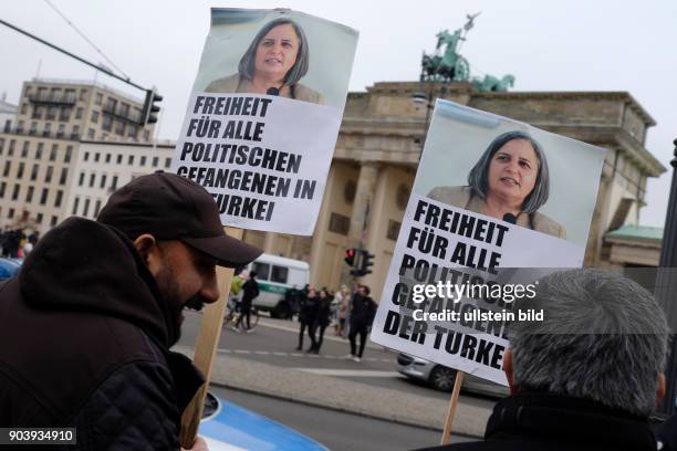 Anhänger und Symphatisanten der kurdischen Partei HDP demonstrieren am Tag der Menschenrechte in Berlin gegen die Inhaftierung ihrer...