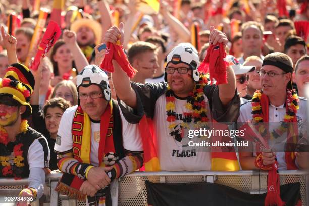 Fußballfans verfolgen das Spiel Deutschland - Nordirland anlässlich der Fußball-Europameisterschaft 2016 auf der Fanmeile am Brandenburger Tor in...