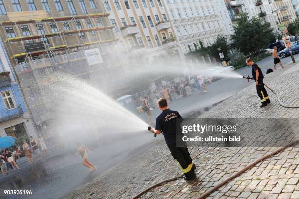 Eine kleine Einsatzübung der Feuerwache 1300 in Oderberger Strasse in Berlin-Prenzlauer Berg geriet zu einer kleinen Wasserschlacht und verschaffte...