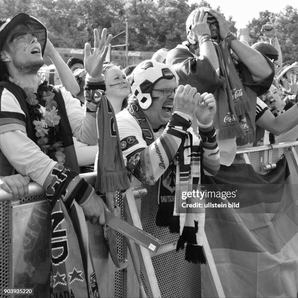 Fußballfans verfolgen das Spiel Deutschland - Nordirland anlässlich der Fußball-Europameisterschaft 2016 auf der Fanmeile am Brandenburger Tor in...