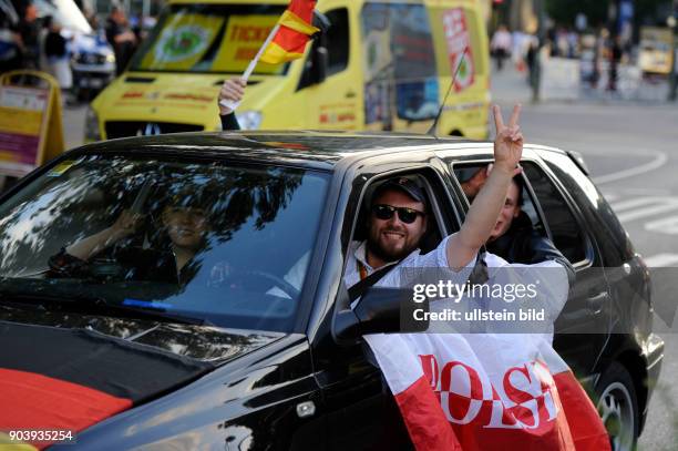 Polnische und Deutsche Fußballfans feiern den Einzug ihrer Mannschaft ins Viertelfinale der Fußball-Europameisterschaft 2016 nach dem Sieg über...