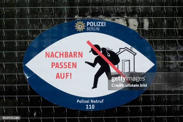 Nachbarn passen auf - aufkleber der Berliner Polizei an einer Haustür fordert mehr Wachsamkeit unter Nachbarn gegen Einbrüche