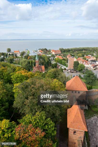 Blick über den Dombezirk der polnischen Stadt Frombork auf den Hafen und das Frische Haff