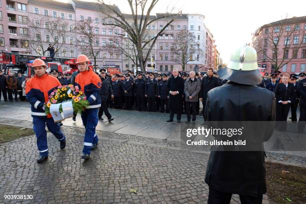 Gedenken an die im Dienst ums Leben gekommenen Kameraden und Kollegen der Berliner Feuerwehr anlässlich des Totensonntags am Feuerwehrdenkmal in...