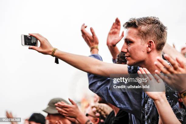 Besucher zum Hurricane-Festival 2016 in Scheeßel. Durch Starkregen, Gewitter und Sturm sind mehr als Hälfte der Bands ausgefallen. Feuerwehr und THW...