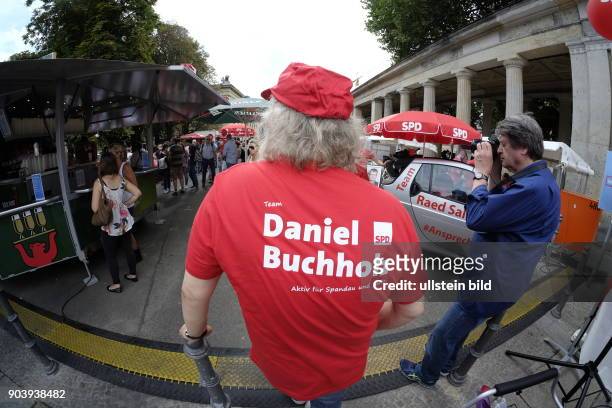Parteianhänger und Unterstützer auf dem Sommerfest der Berliner SPD im Vorfeld der Wahlen zum Berliner Abgeordnetenhaus