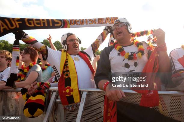 Deutsche Fussballfans beim Public Viewing während des Spiels Deutschland - Nordirland anlässlich der Fußball-Europameisterschaft 2016 e in Berlin