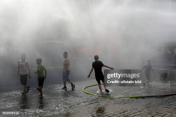 Eine kleine Einsatzübung der Feuerwache 1300 in Oderberger Strasse in Berlin-Prenzlauer Berg geriet zu einer Wasserschlacht und verschaffte den...