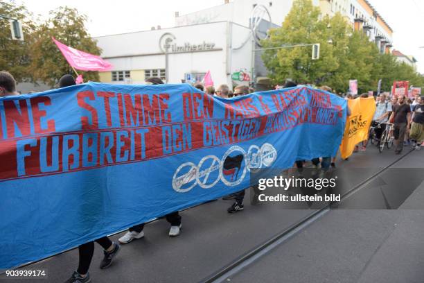 Demonstration unter dem Motto -AfD Stoppen- zieht durch den Berliner Stadtteil Prenzlauer Berg