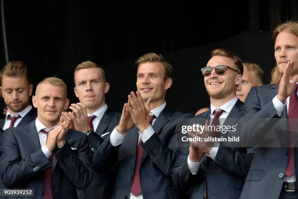 Fußball-Europameisterschaft 2016 - Nach dem Ausscheiden der isländsichen Nationalmannschaft im Viertelfinale gegen Frankreich, begrüßen die Fans die...