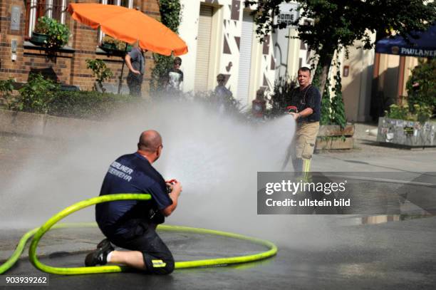 Eine kleine Einsatzübung der Feuerwache 1300 in Oderberger Strasse in Berlin-Prenzlauer Berg geriet zu einer Wasserschlacht und verschaffte den...