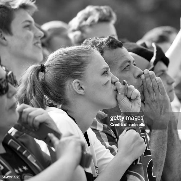 Fußballfans verfolgen das Spiel Deutschland - Nordirland anlässlich der Fußball-Europameisterschaft 2016 auf der Fanmeile am Brandenburger Tor in...