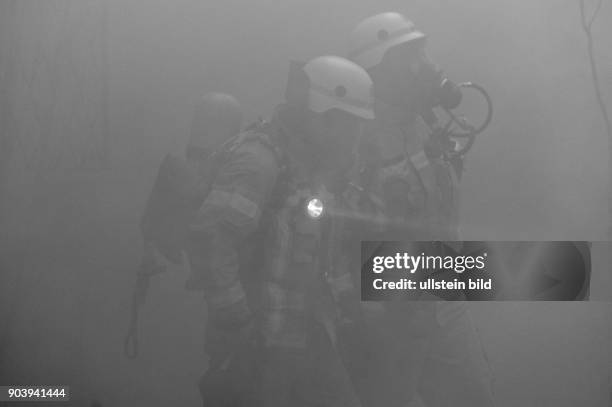Dichter Rauch bei Löscharbeiten der Berliner Feuerwehr bei einem Brand in einem leerstehenden Gebäude in Berlin-Mitte