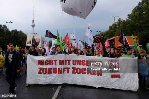 Demonstration im Rahmen des bundesweiten Aktionstages gegen gegen die Handelsabkommen TTIP und Ceta in Berlin