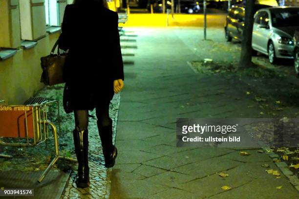 Junge Frau nachts allein auf Berlins Strassen