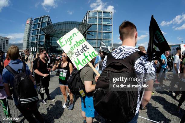 Demonstranten fordern mit der 20. Hanfparade in Berlin die Legalisierung von Cannabis