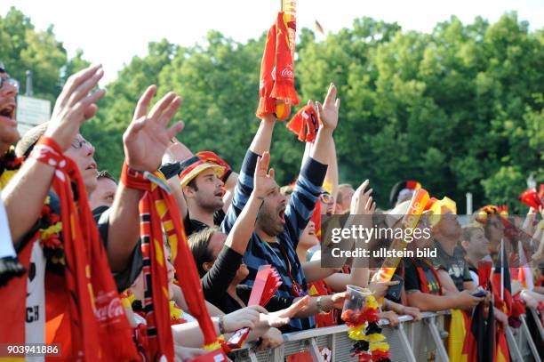 Fußballfans verfolgen das Spiel Deutschland - Nordirland anlässlich der Fußball-Europameisterschaft 2016 auf der Fanmeile am Brandenburger Tor in...