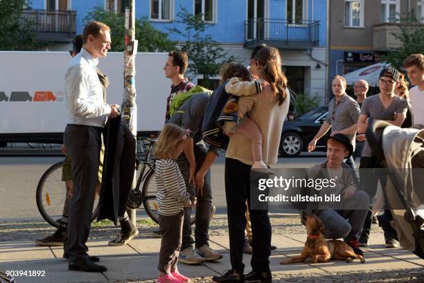 Berlins Regierender Bürgermeister Michael Müller am Rande eines Fotoshooting für seine Wahlkampagne auf der Oderberger Strasse in Berlin-Prenzlauer...