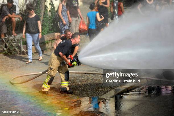 Eine kleine Einsatzübung der Feuerwache 1300 in Oderberger Strasse in Berlin-Prenzlauer Berg geriet zu einer Wasserschlacht und verschaffte den...