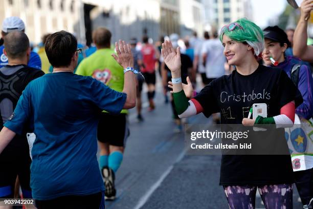 Zuschauer feuern die Läufer auf dem Berlin-Marathon 2016 entlang der Laufstrecke an