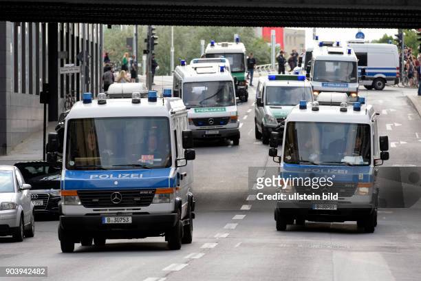 Mannschaftswagen der Berliner Polizei am Rande einer Demonstration im Berliner Regierungsviertel