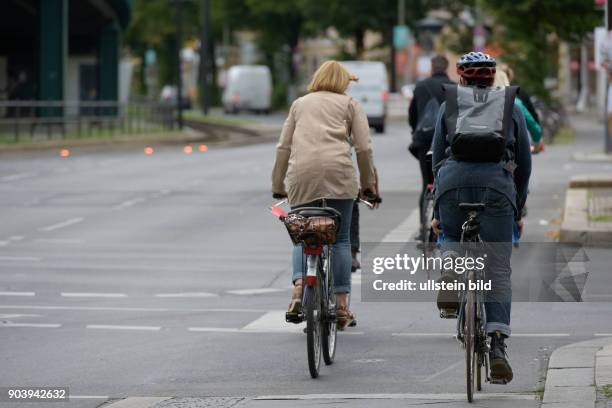 Fahrradfahrer an der Kreuzung Schönhauser Allee / Wibyer Straße in Berlin-Prenzlauer Berg