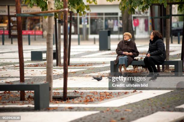 Senioren am Plac Nowy Targ in der Altstadt von Wroclaw/Breslau