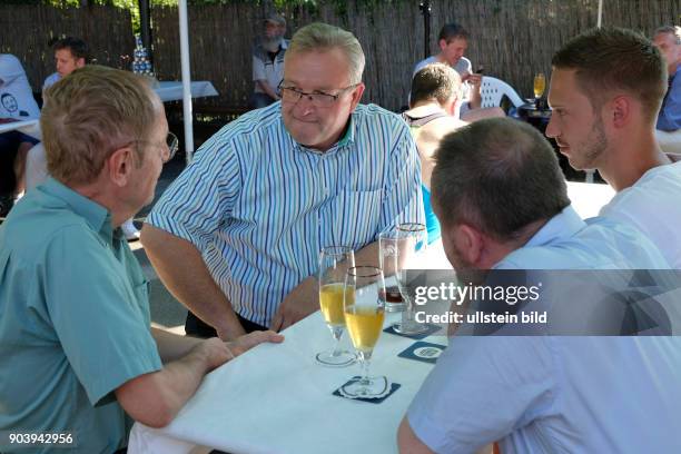Spitzenkandidat Frank Henkel und Kandidat David Paul sprechen mit Besuchern des Kiezfestes des CDU-Ortsverbands Greifswalder Straße in...