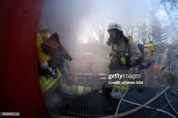 Feuerwehrleute der Atemschutznotfall-Trainierten-Staffel beim Betreten der bis auf Nullsicht vernebelten Such- und Rettungsarena der Berliner...